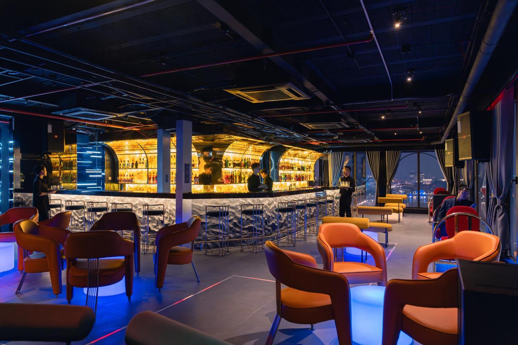 May De Ville Lakeside Hotel Ханой Екстер'єр фото Skyline Bar