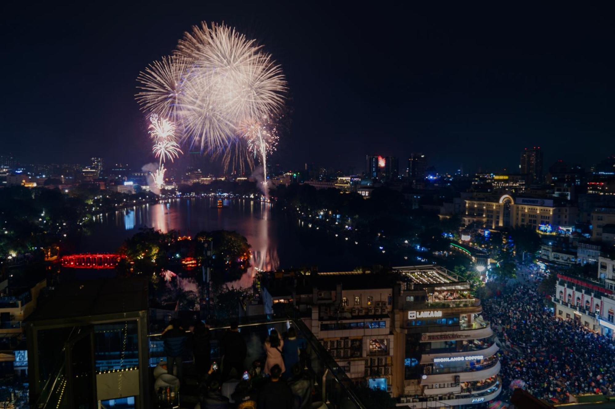 May De Ville Lakeside Hotel Ханой Екстер'єр фото Fireworks at the Danube Festival