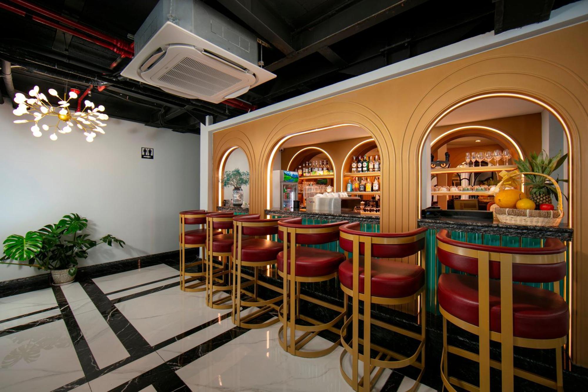 May De Ville Lakeside Hotel Ханой Екстер'єр фото The bar at the hotel