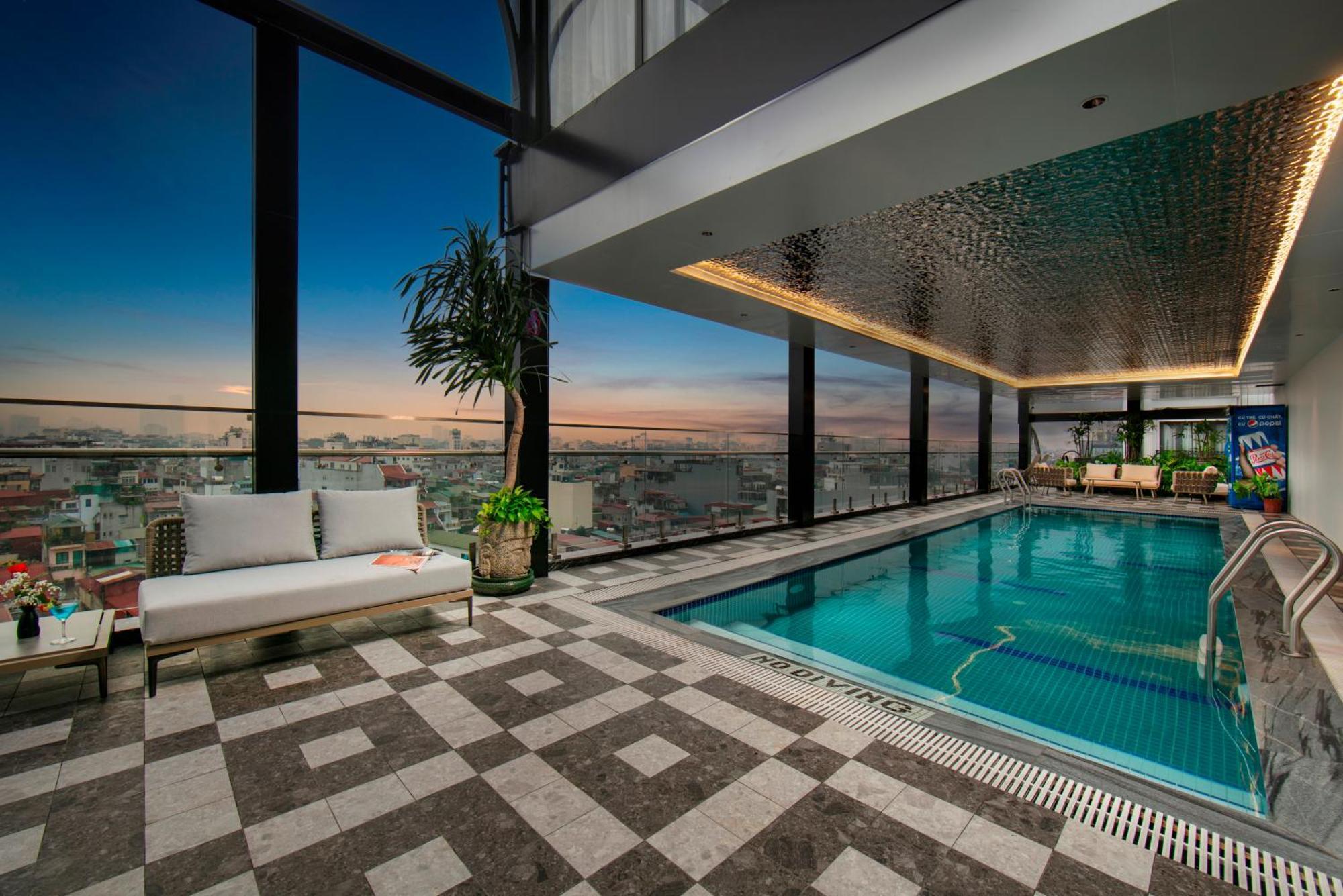 May De Ville Lakeside Hotel Ханой Екстер'єр фото The swimming pool at the 360° Sky Lounge