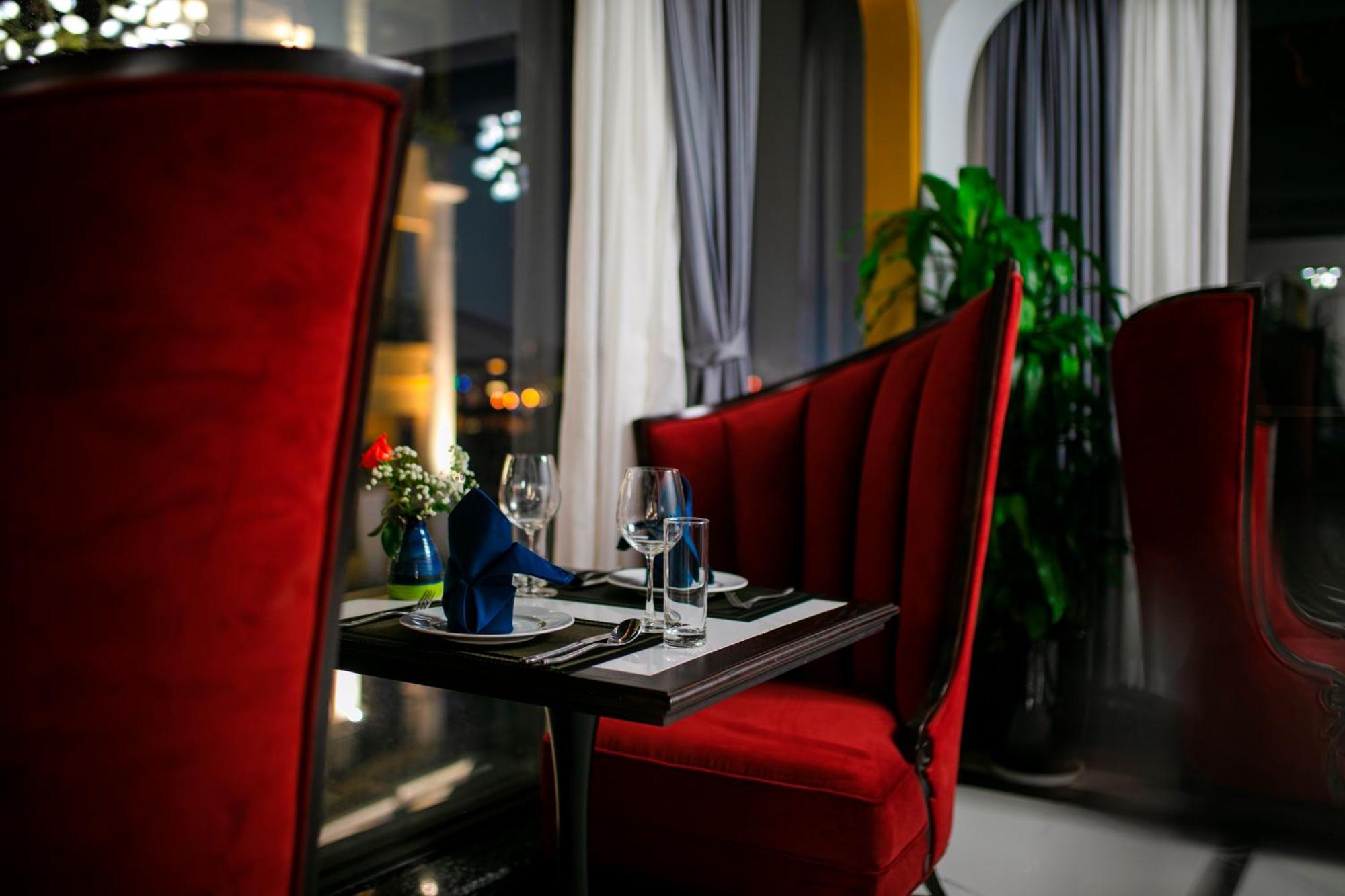 May De Ville Lakeside Hotel Ханой Екстер'єр фото Restaurant interior
