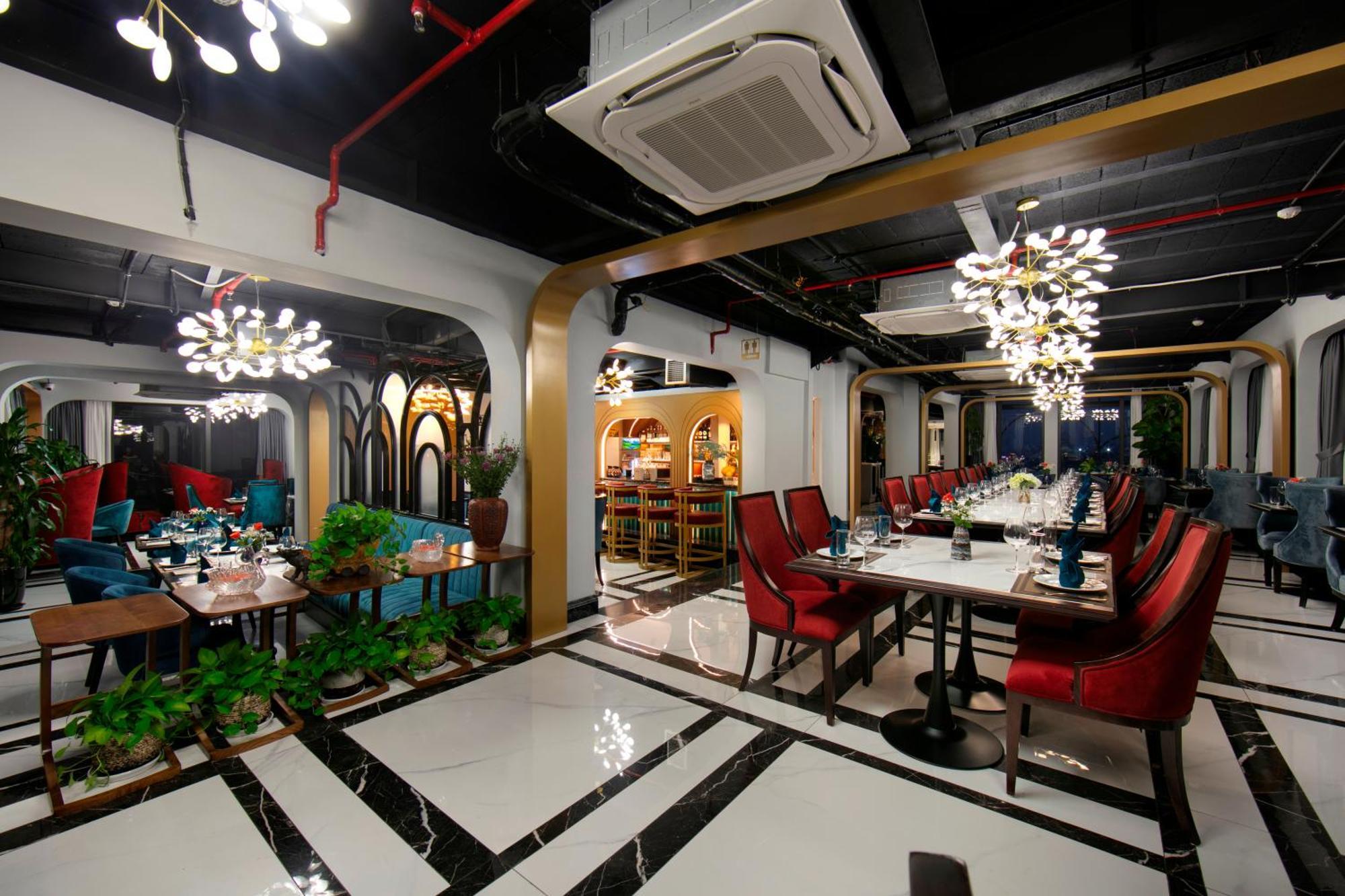 May De Ville Lakeside Hotel Ханой Екстер'єр фото Interior of the restaurant