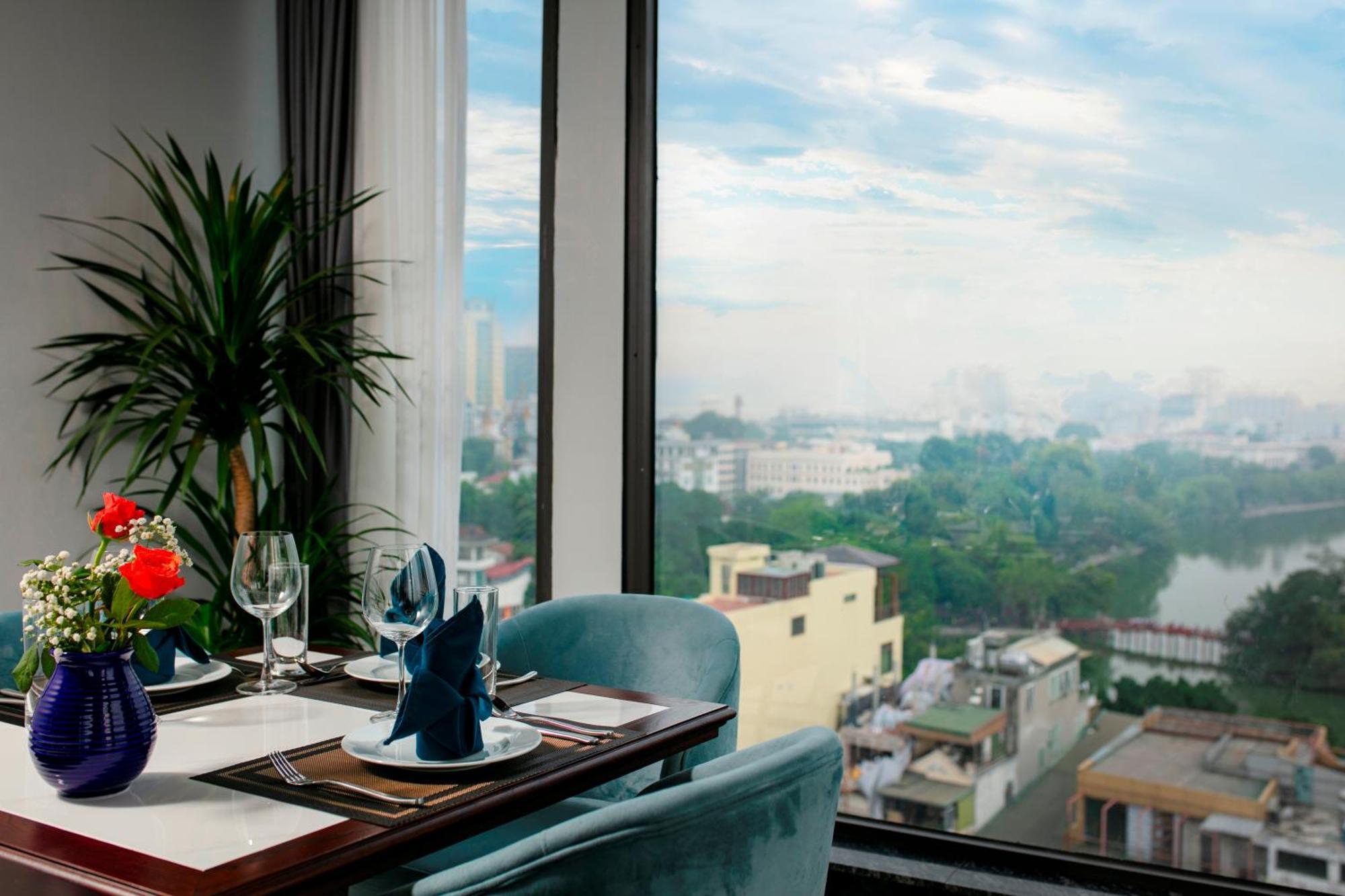 May De Ville Lakeside Hotel Ханой Екстер'єр фото View from the restaurant