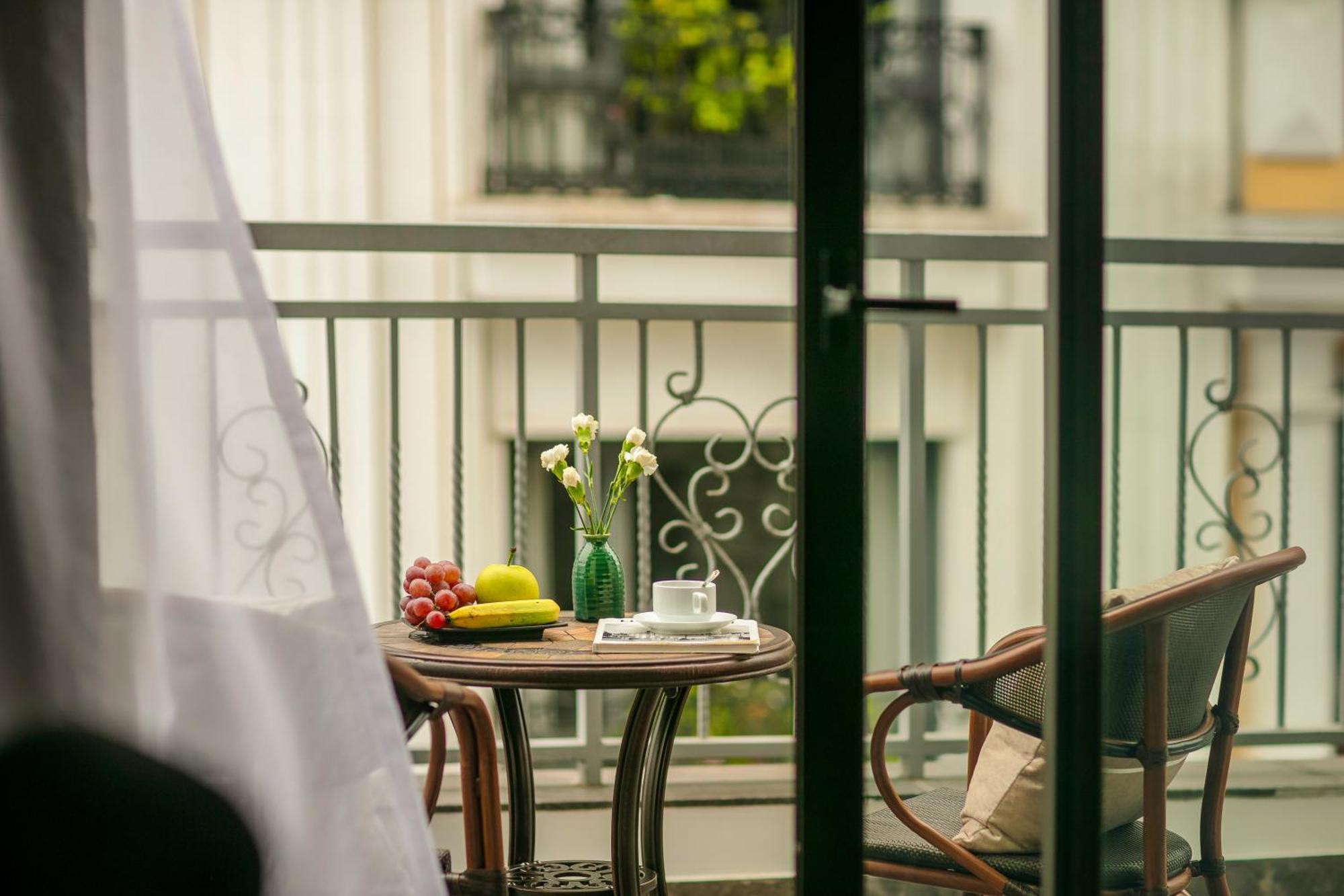 May De Ville Lakeside Hotel Ханой Екстер'єр фото A balcony in a hotel room