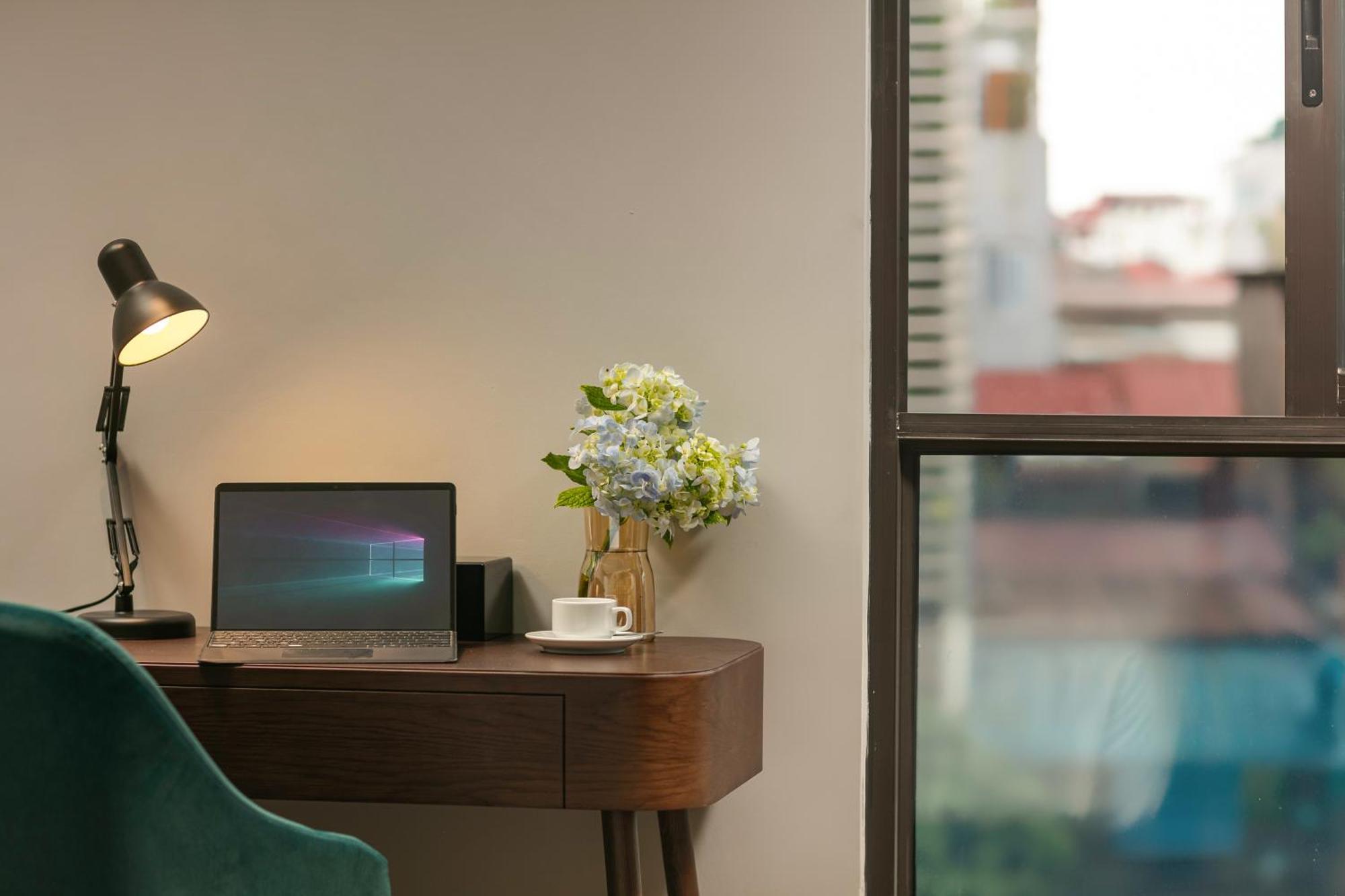 May De Ville Lakeside Hotel Ханой Екстер'єр фото A Microsoft Surface Pro 4