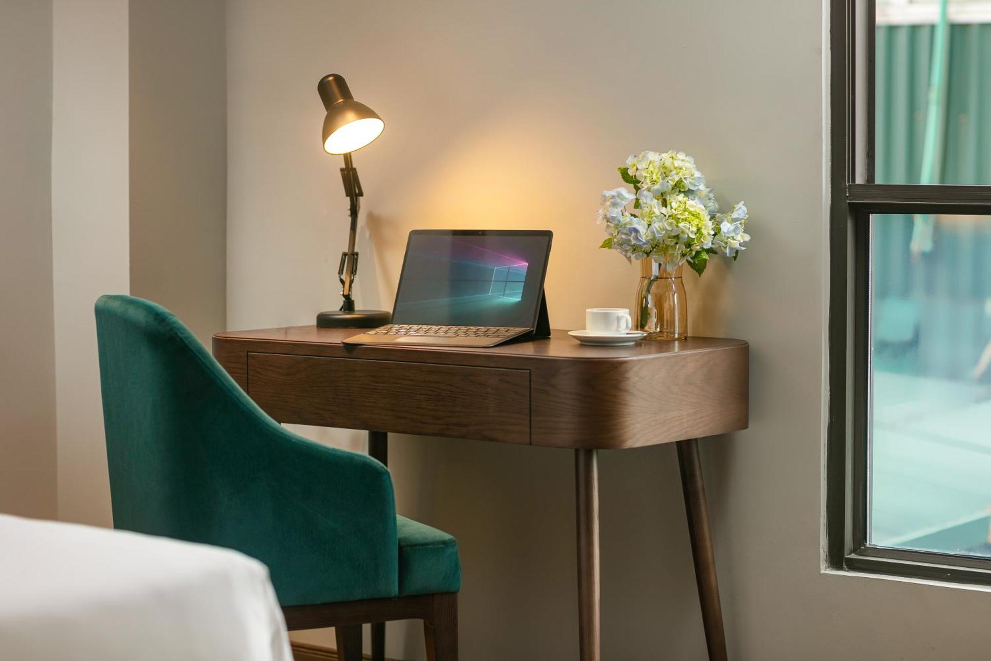 May De Ville Lakeside Hotel Ханой Екстер'єр фото A modern desk with a chair