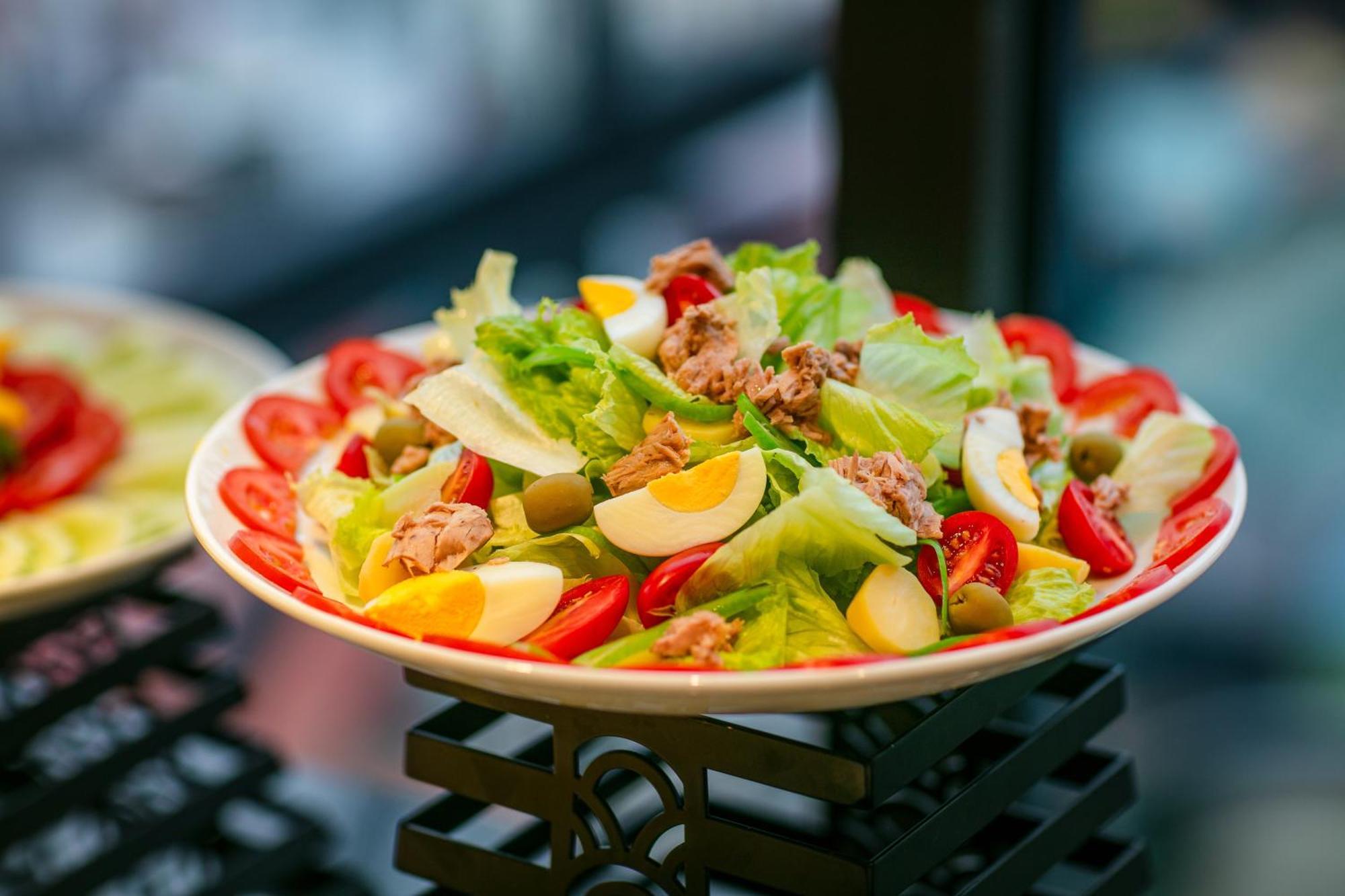 May De Ville Lakeside Hotel Ханой Екстер'єр фото A caesar salad