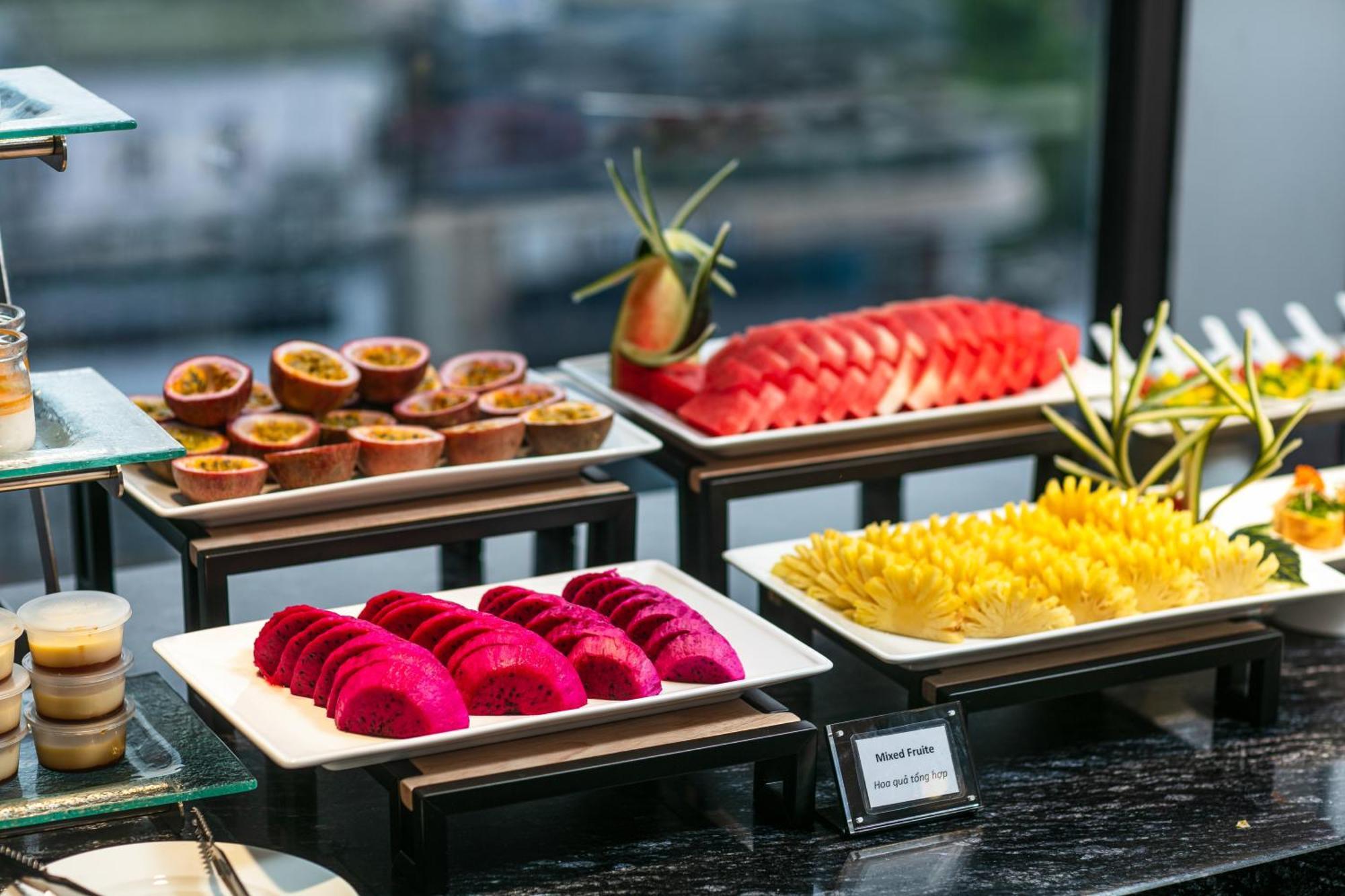 May De Ville Lakeside Hotel Ханой Екстер'єр фото A selection of tropical fruit