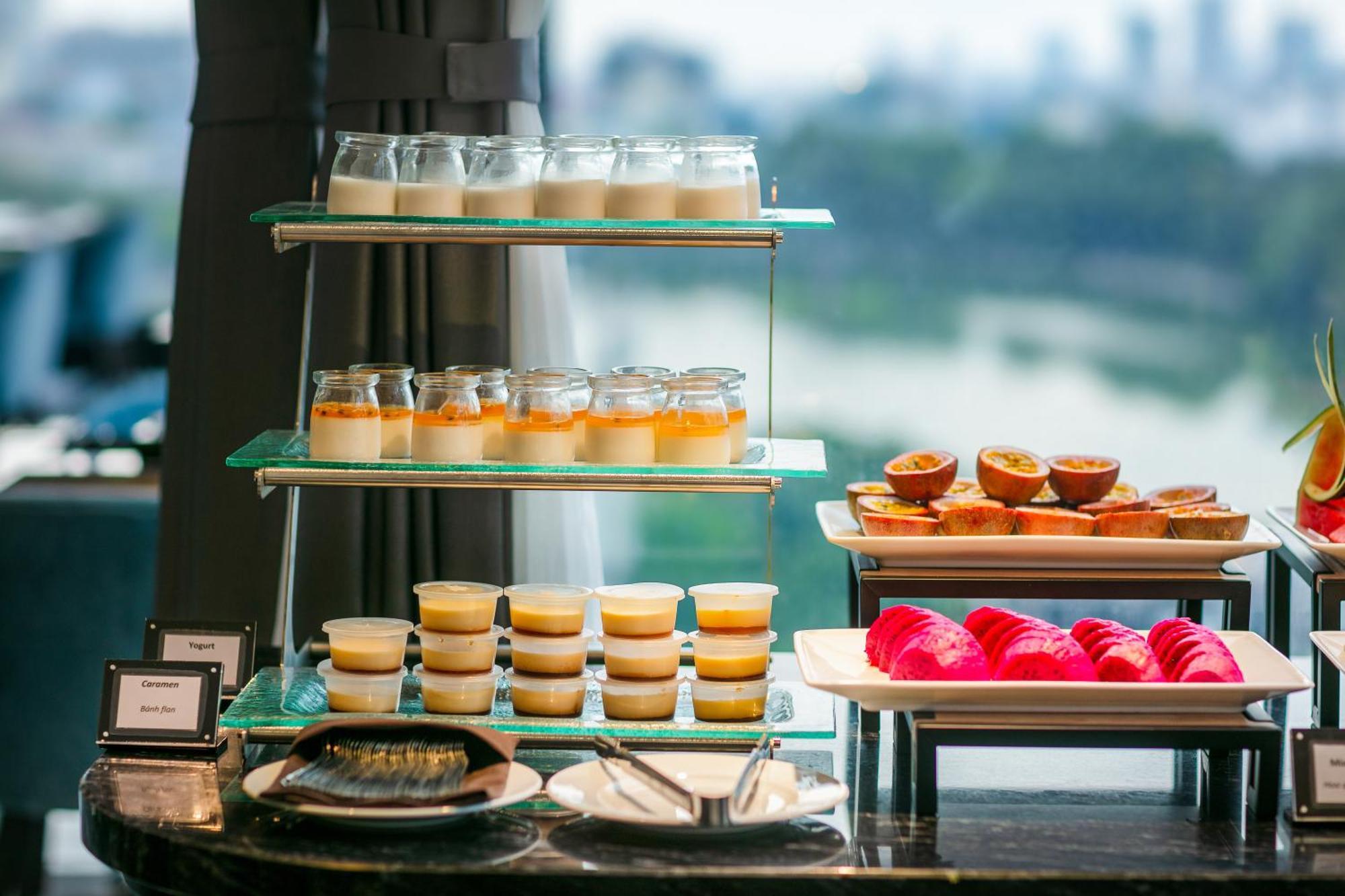 May De Ville Lakeside Hotel Ханой Екстер'єр фото A dessert buffet