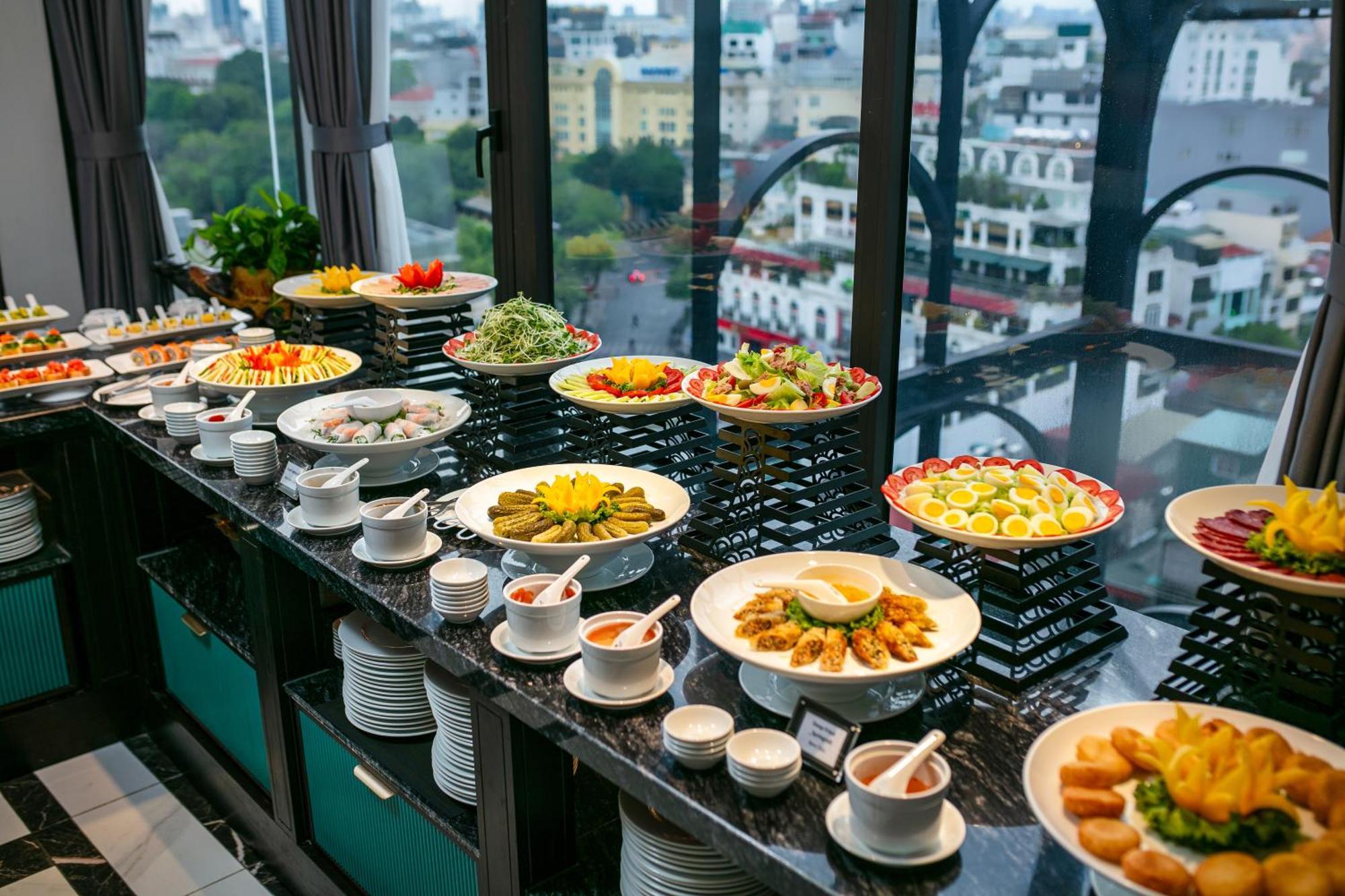 May De Ville Lakeside Hotel Ханой Екстер'єр фото A buffet at a hotel
