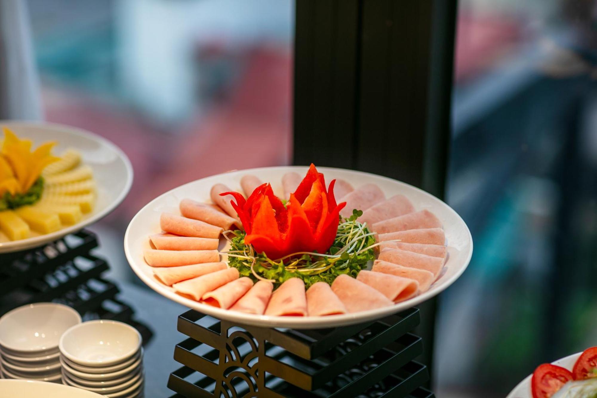 May De Ville Lakeside Hotel Ханой Екстер'єр фото A platter of ham