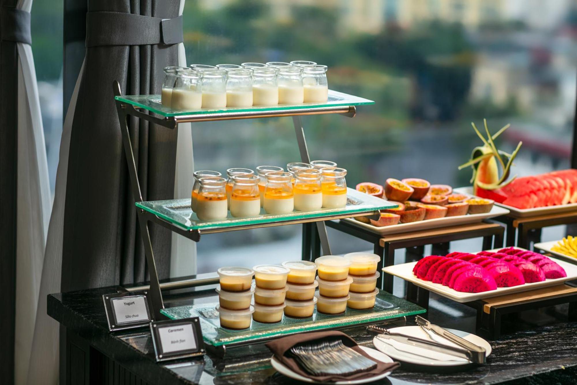 May De Ville Lakeside Hotel Ханой Екстер'єр фото A dessert buffet