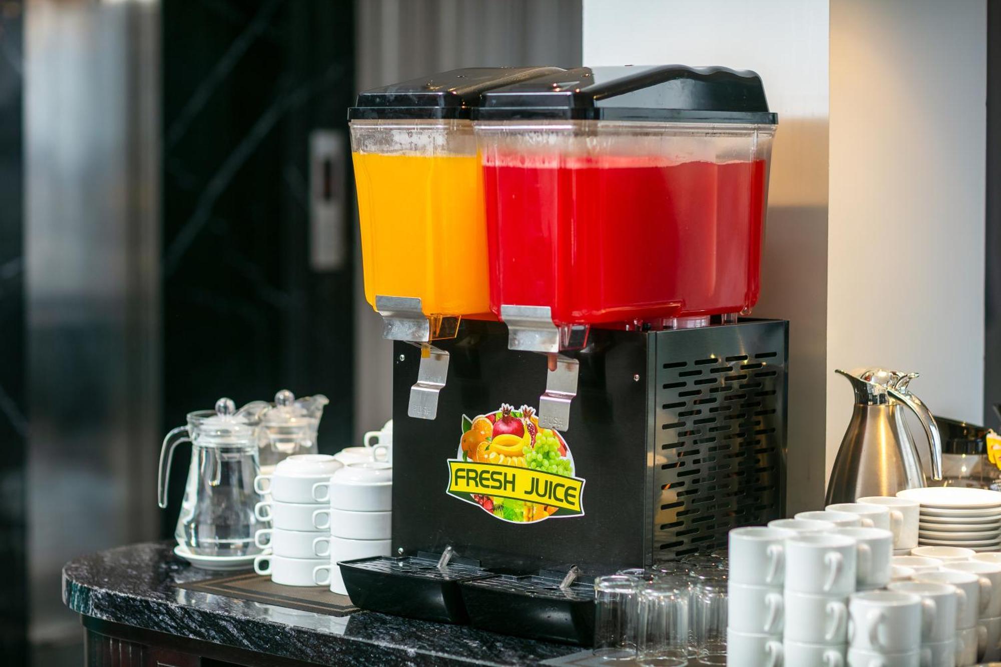 May De Ville Lakeside Hotel Ханой Екстер'єр фото A juice dispenser