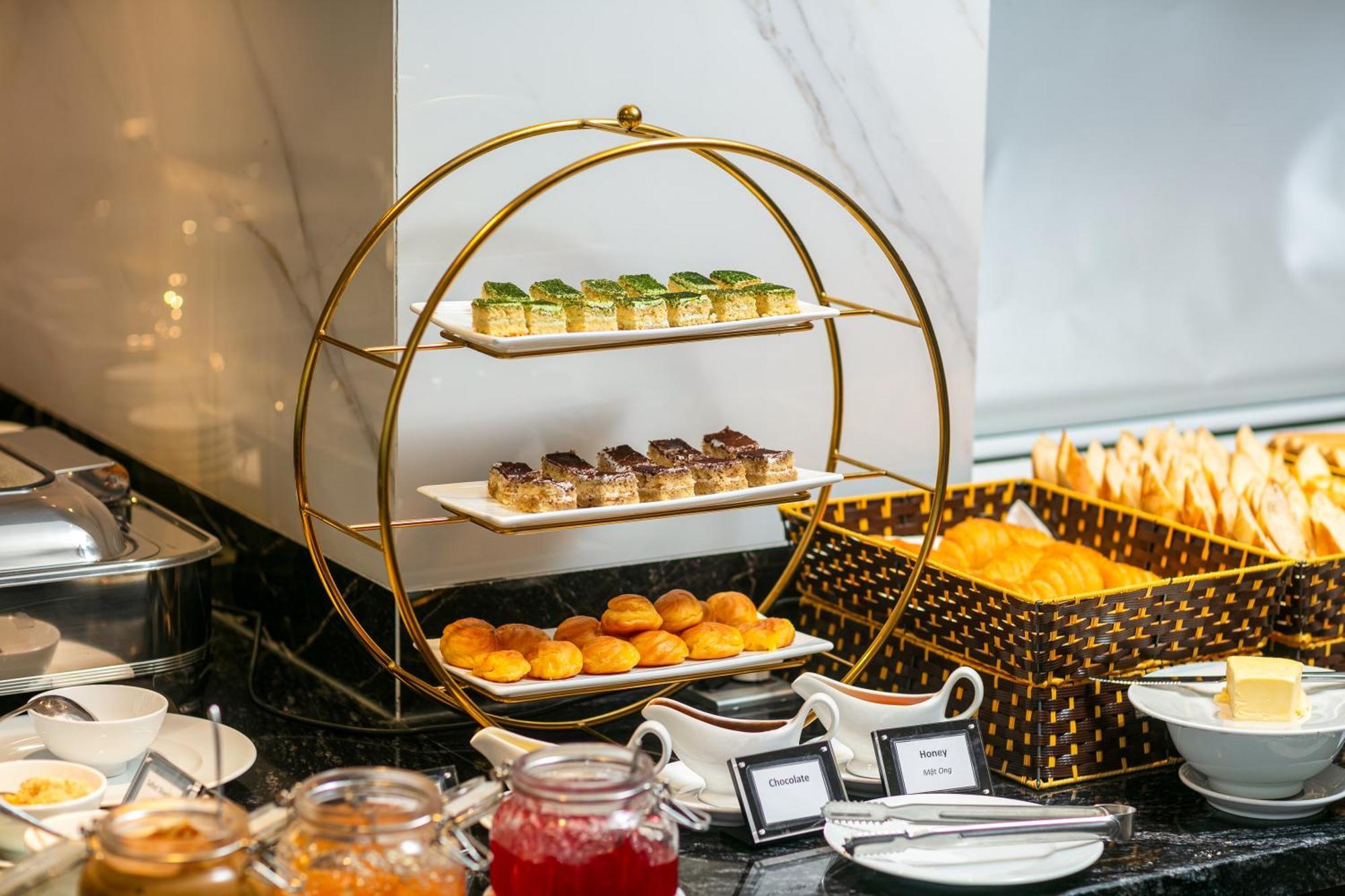 May De Ville Lakeside Hotel Ханой Екстер'єр фото A tiered serving stand
